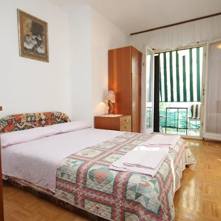Guest house And With Parking Space - 7170