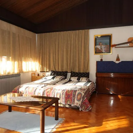 And With Parking Space - 7170 Guest house 3*